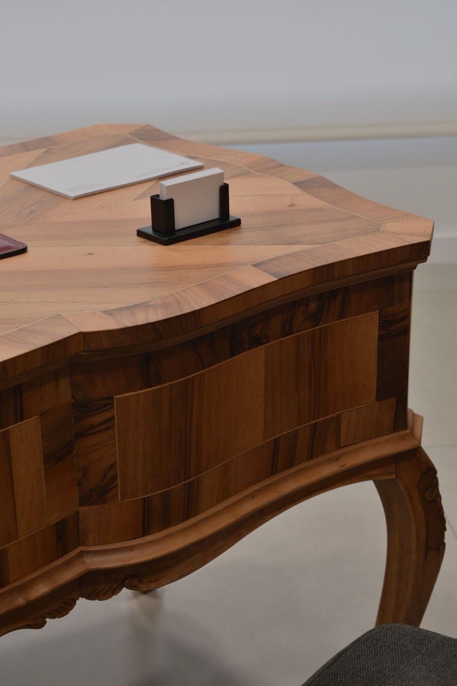 Clínica de Marbella: escritorio madera