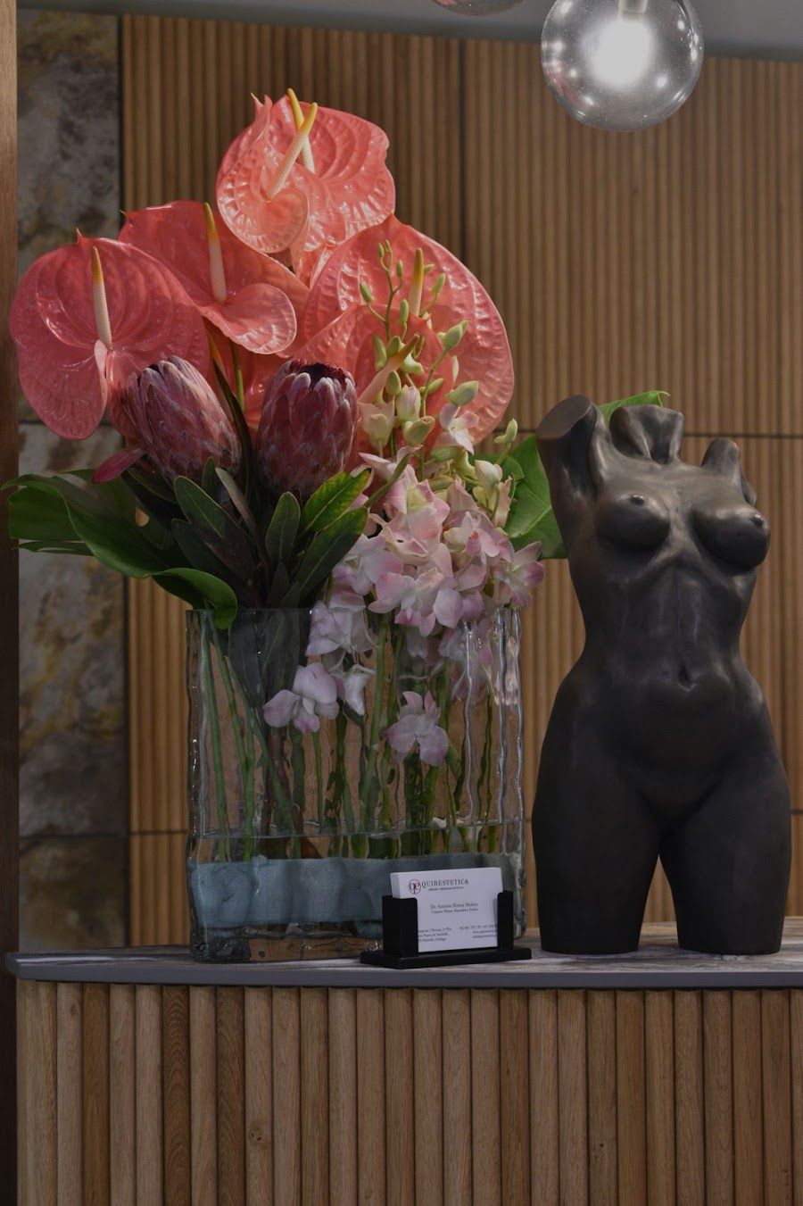 Clínica de Marbella: escultura flores