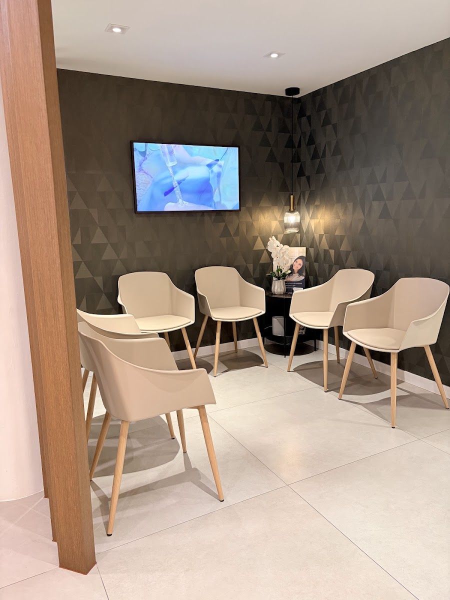 Clínica de Marbella: sala espera oscura