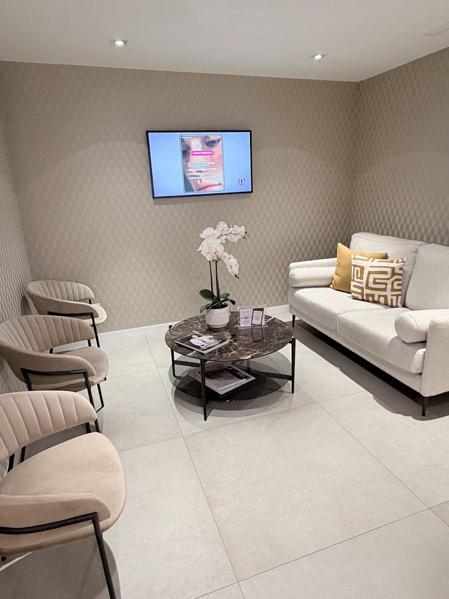 Clínica de Marbella: sala espera sofa